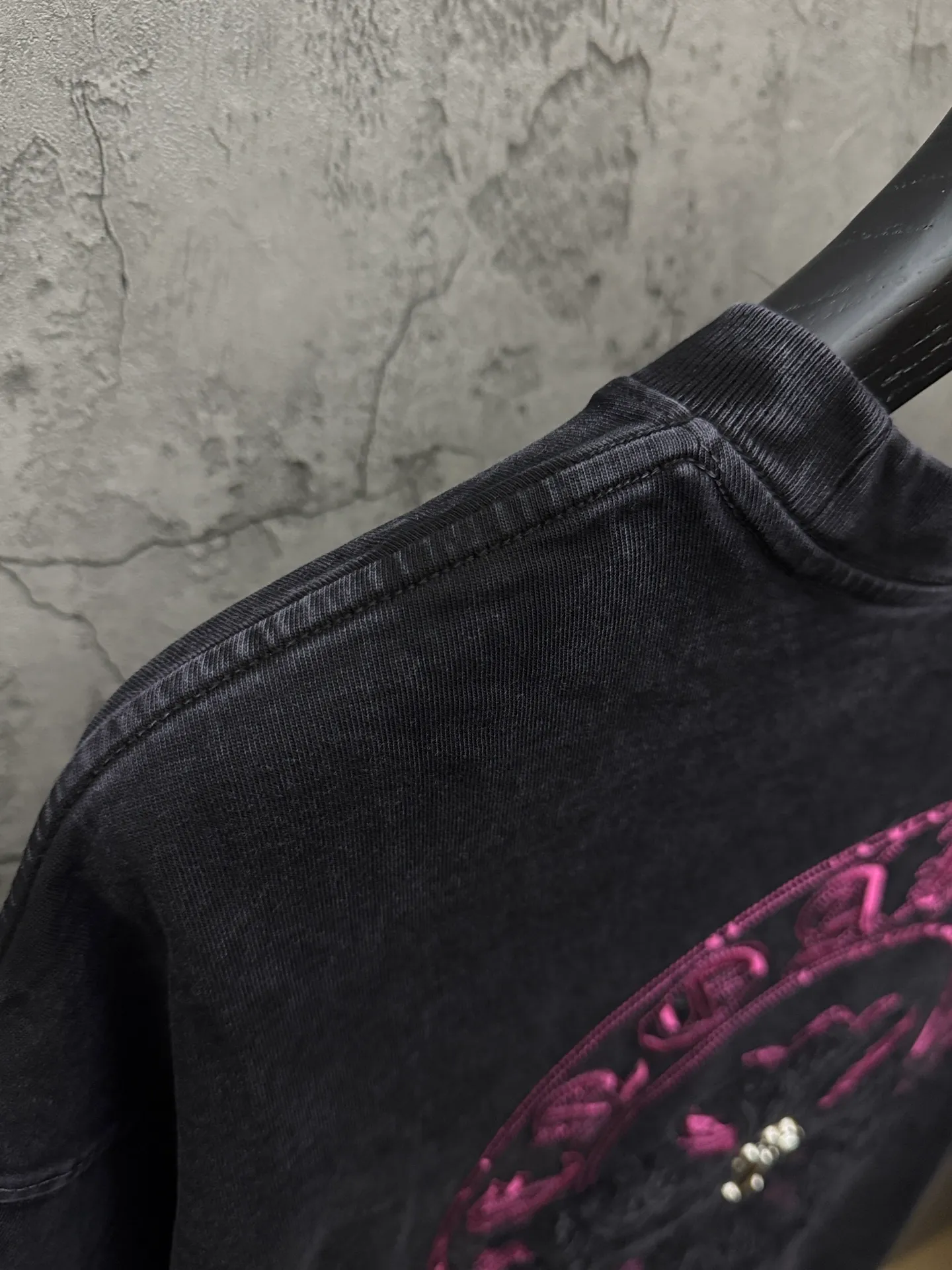P240 top version, real shot without P, ​​different from market currency) 𝗖𝗵𝗿𝗼𝗺𝗲 𝗛𝗲𝗮𝗿𝘁𝘀/Croxin 2026 spring new original single counter American washed patch embroidered couple short sleeves 👑The highest version! Customized fabric 320 grams, washed and fried. Best-selling model at the counter. Very comfortable to wear. Accessories: Original molded and authenticated collar label➕100% silk wash label. Genuine purchase-grade original hangtag➕matching hanging rope➕3D hanging beads➕original packaging bag. Craftsmanship: The original version has consistent wiring! The highest version of the armhole matching technique! Color: Gray Black Size: S M L XL Style No.: 6616